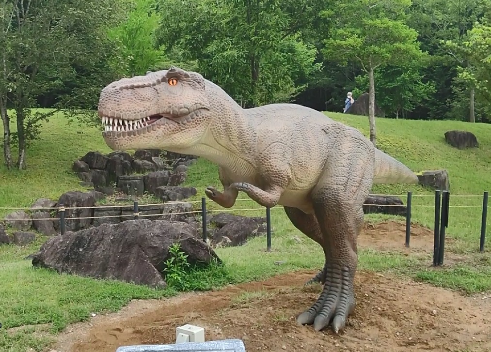丹波並木道中央公園に動く恐竜が登場 丹波地域恐竜化石フィールドミュージアム